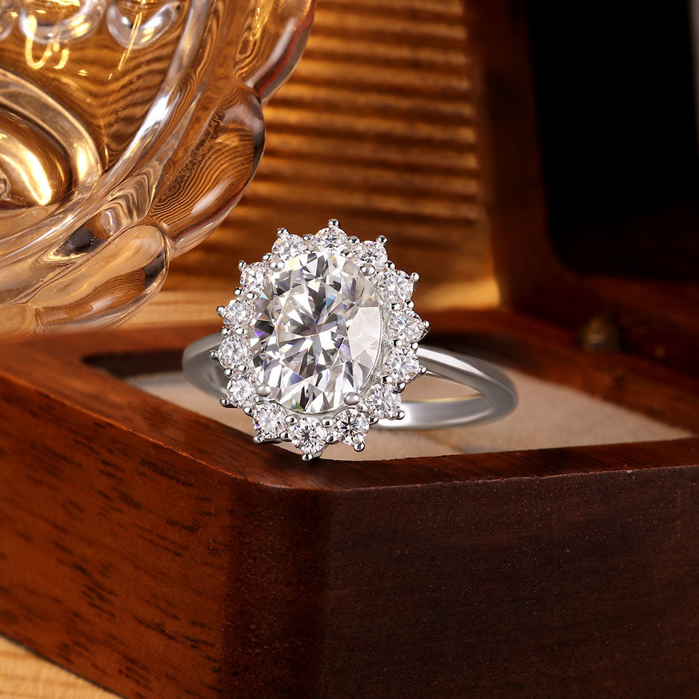 Bague de fiançailles avec halo d'émeraude ovale de laboratoire de 1 ct