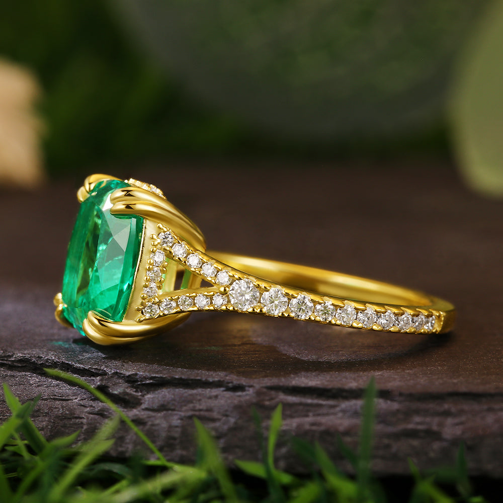 Anillo de compromiso con halo de esmeraldas de laboratorio ovaladas de 1 ct