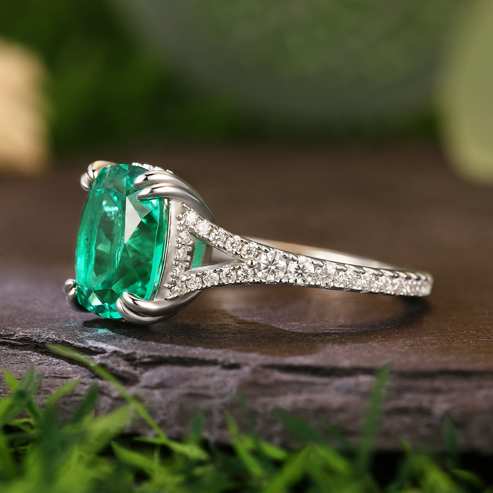 Anillo de compromiso con halo de esmeraldas de laboratorio ovaladas de 1 ct