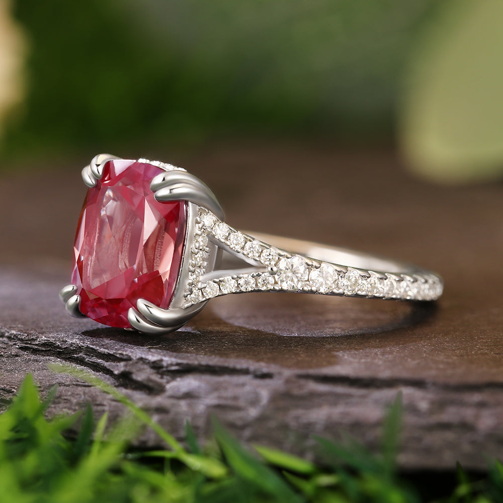 Anillo de compromiso con halo de esmeraldas de laboratorio ovaladas de 1 ct