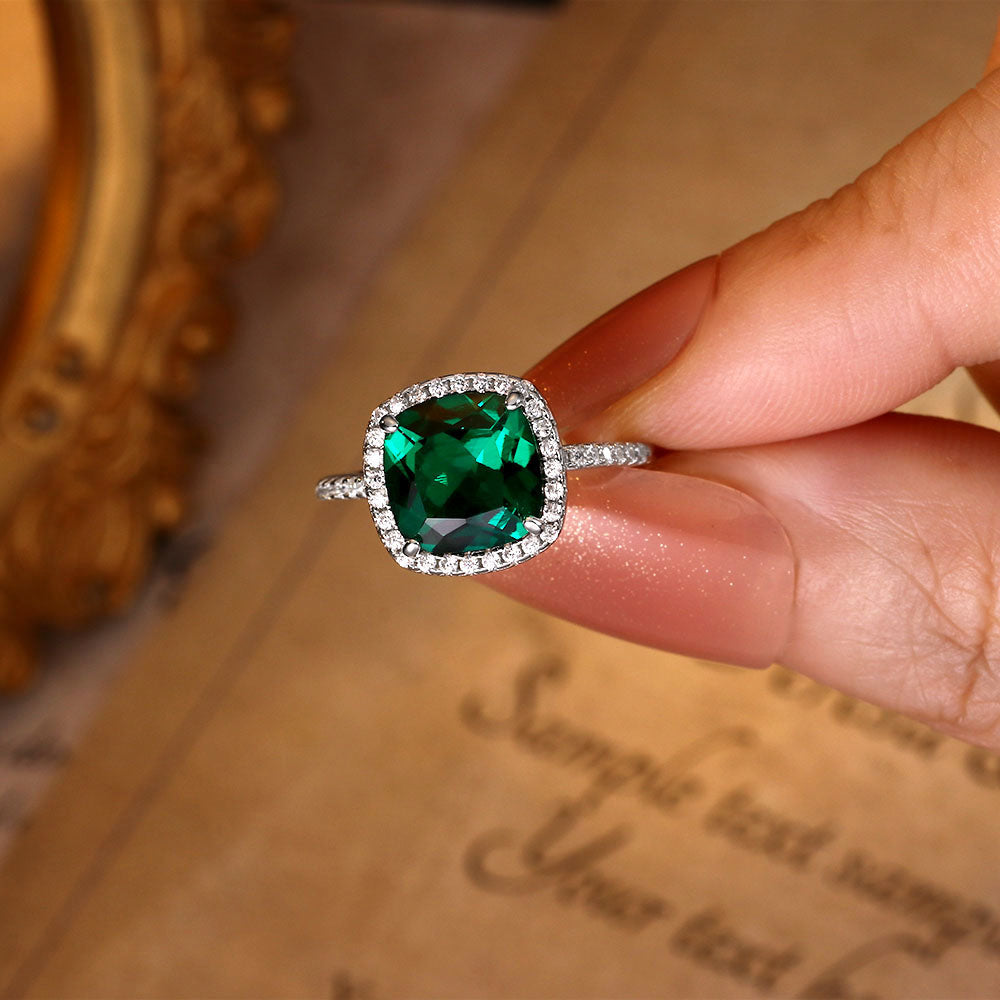 Bague de fiançailles avec halo d'émeraude ovale de laboratoire de 1 ct