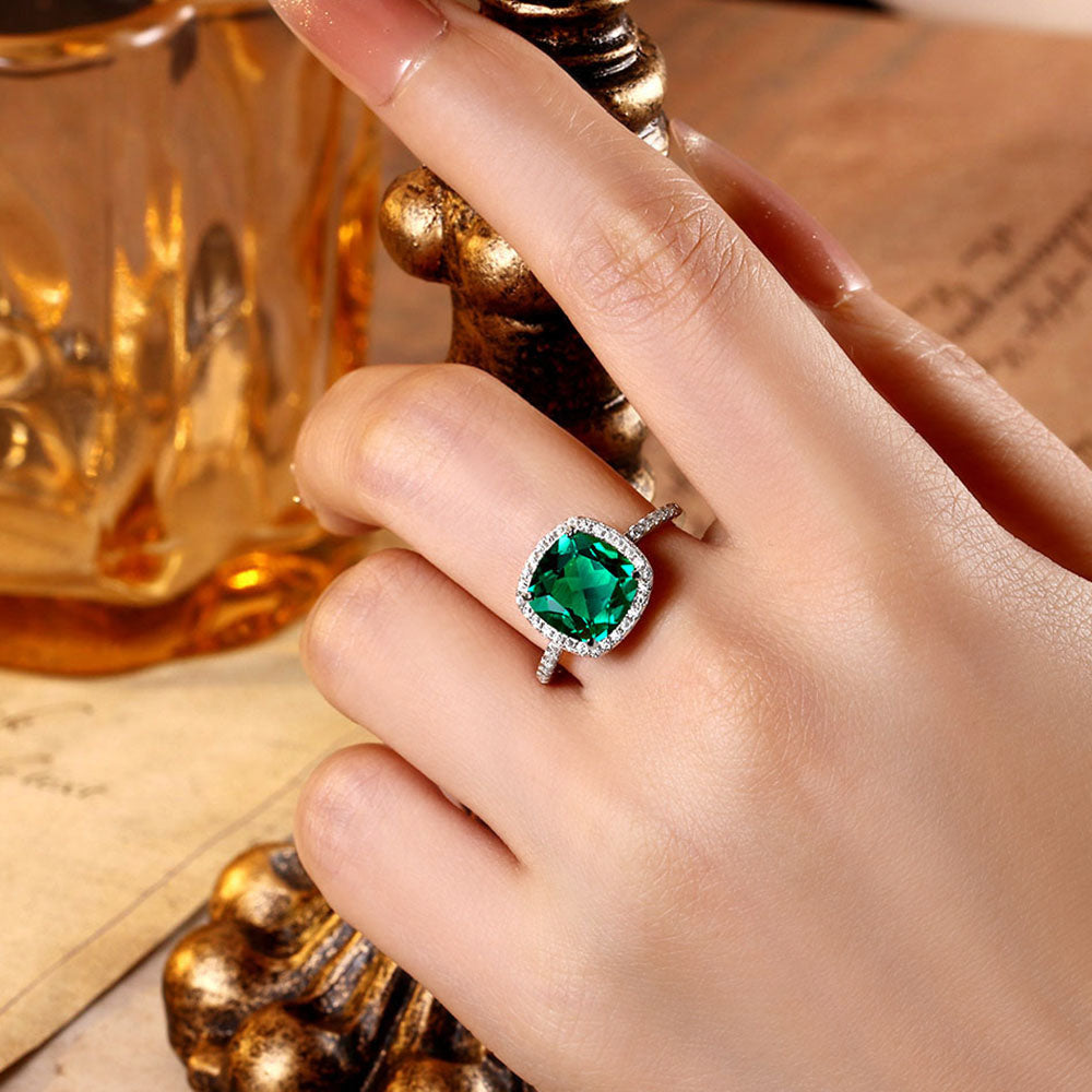 Bague de fiançailles avec halo d'émeraude ovale de laboratoire de 1 ct