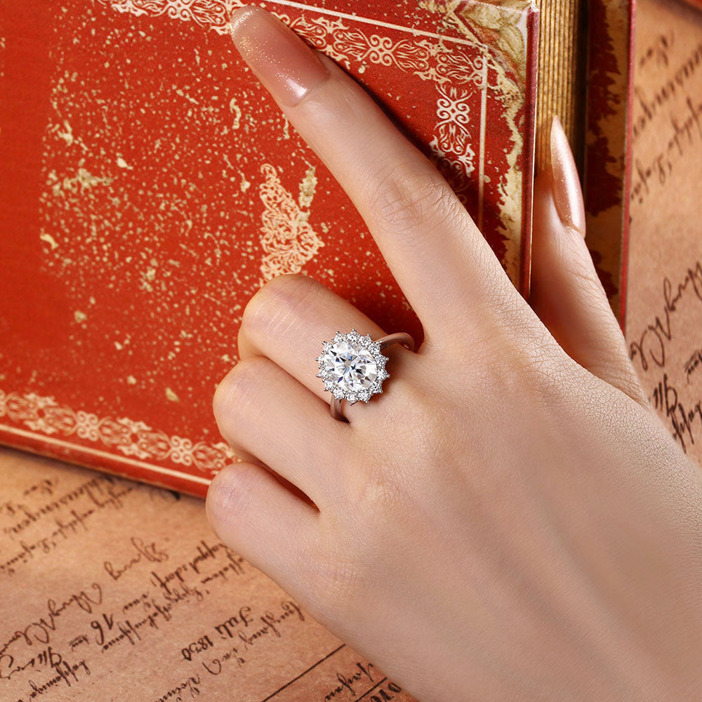 Bague de fiançailles avec halo d'émeraude ovale de laboratoire de 1 ct
