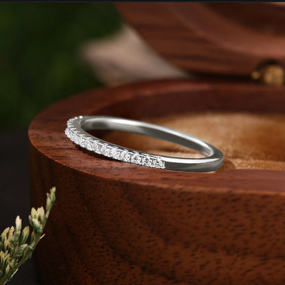 Anillo de compromiso con halo de esmeraldas de laboratorio ovaladas de 1 ct