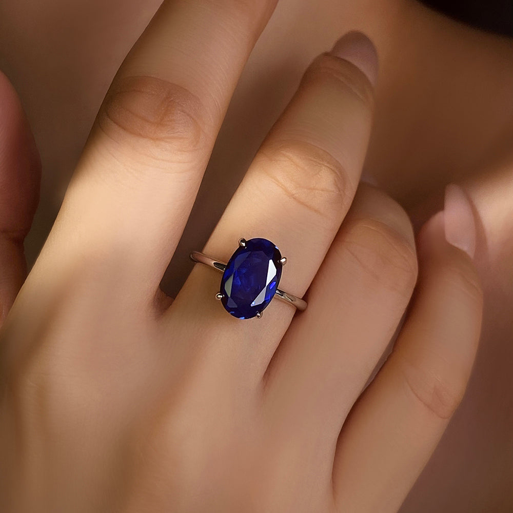 Anillo de compromiso de tres piedras con zafiro azul de laboratorio redondo de 6 ct