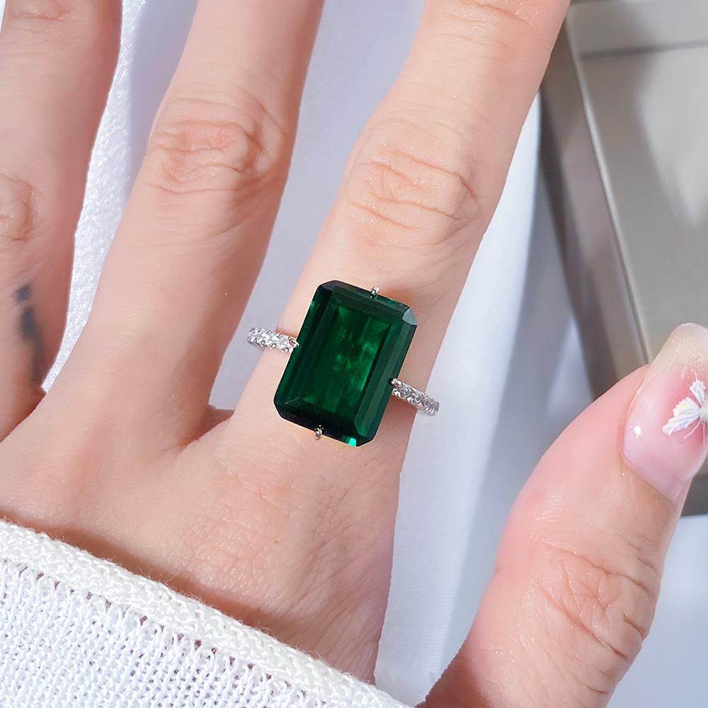 Bague de fiançailles avec halo d'émeraude ovale de laboratoire de 1 ct