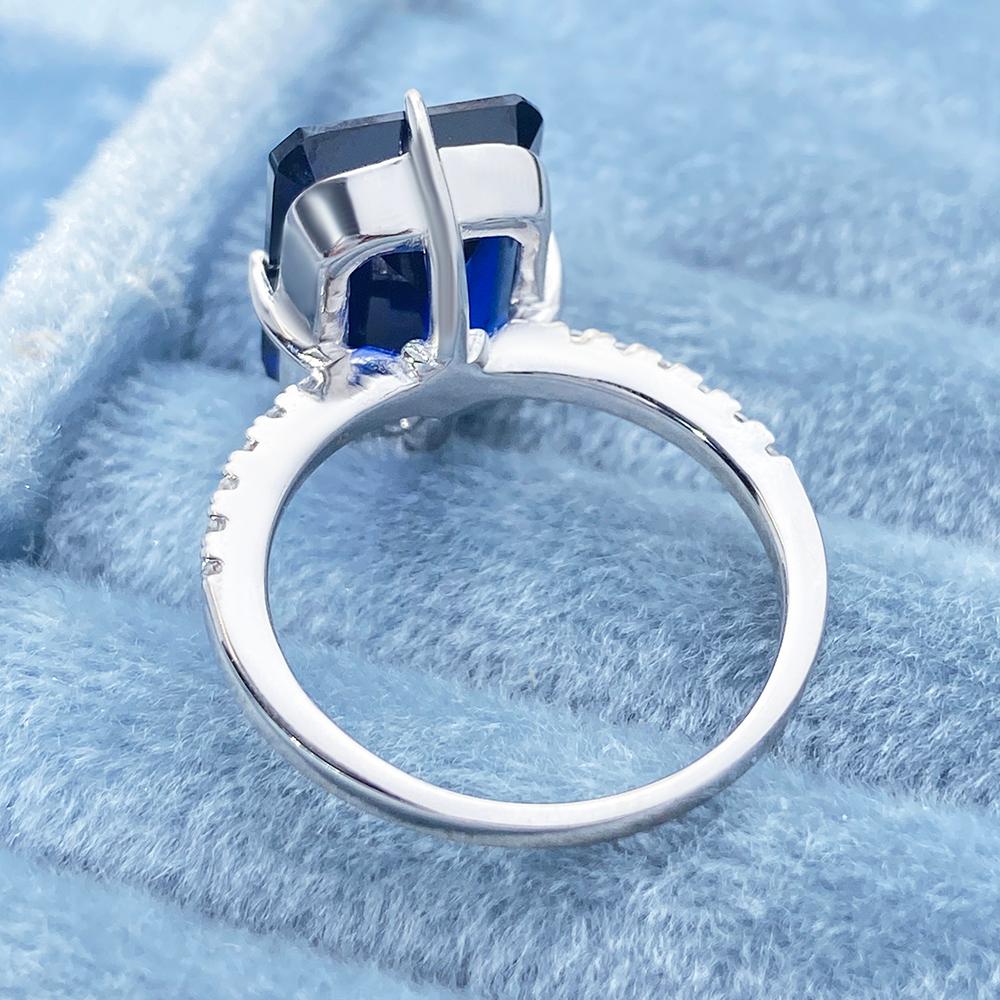 Bague de fiançailles à trois pierres avec saphir bleu rond de laboratoire de 6 ct