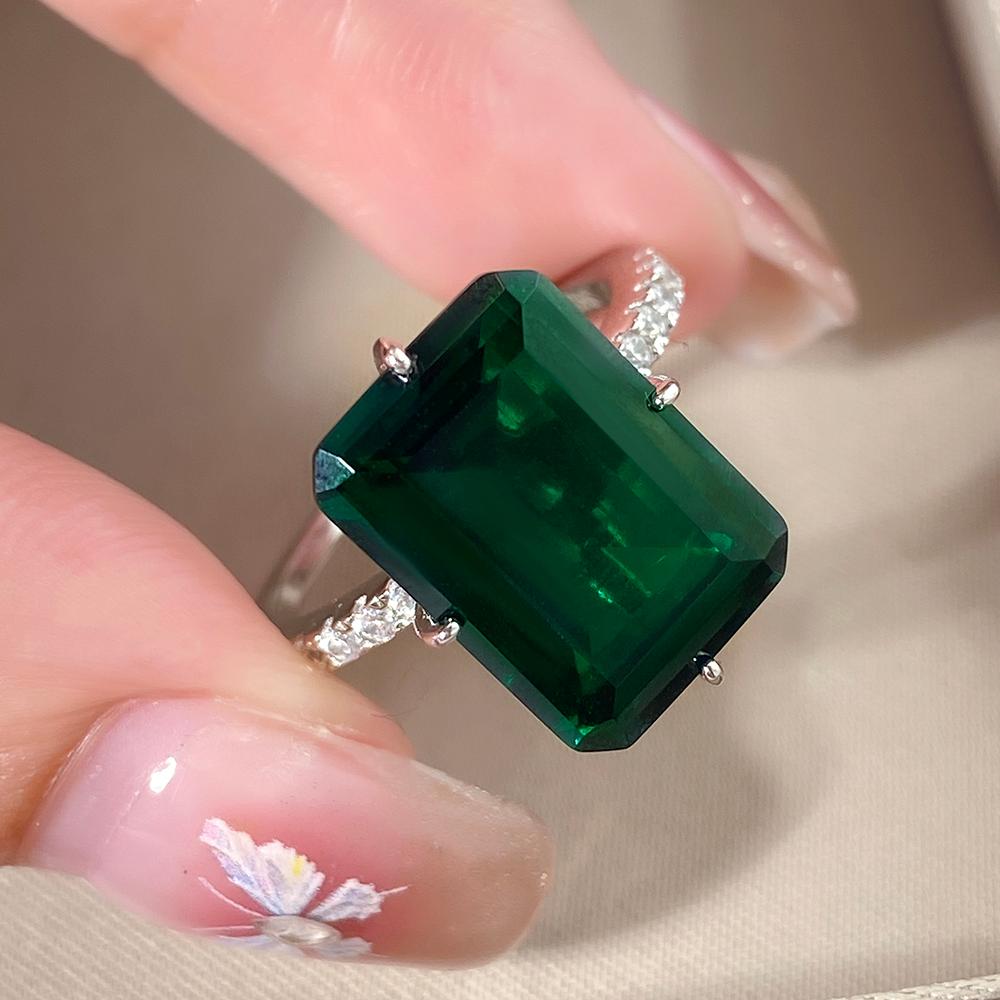 Bague de fiançailles avec halo d'émeraude ovale de laboratoire de 1 ct