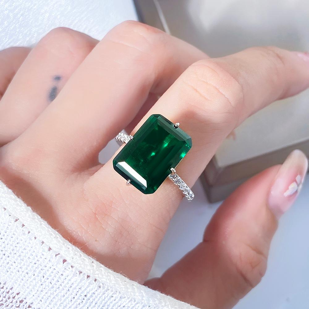 Bague de fiançailles avec halo d'émeraude ovale de laboratoire de 1 ct