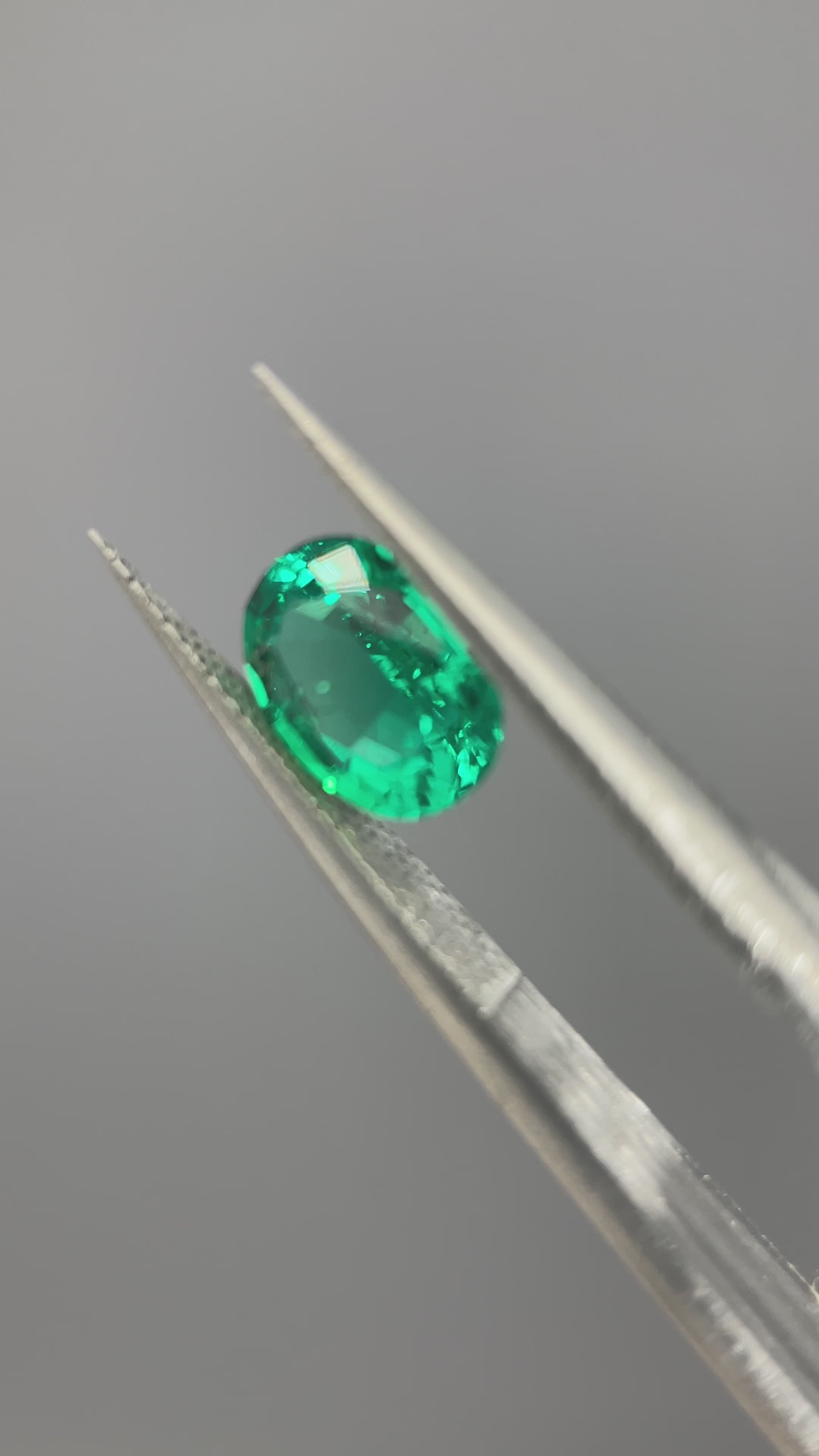 1.25 ct Oval Cut Lab Emerald Gemstone